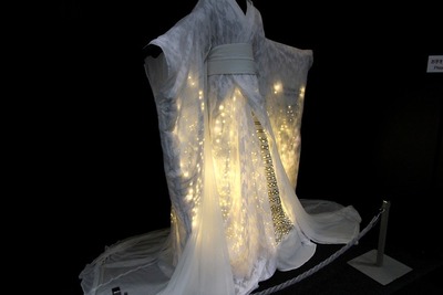 【ウェアラブルEXPO】光るドレス、電気回路は接着剤…セメダインの導電ペースト 画像
