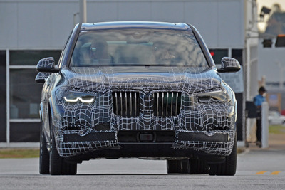 BMW X5 次期型をとらえた決定的瞬間！巨大キドニーグリルが見えた 画像