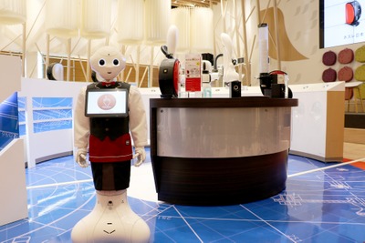 産業ロボット、脱工場でカフェへ…川崎重工・ネスレ・ソフトバンクロボティクス「無人カフェ」オープン 画像
