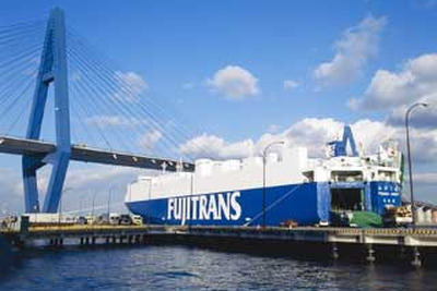 大型の自動車運搬船、釣り船を弾き飛ばして逃走---当直の船員が検挙 画像