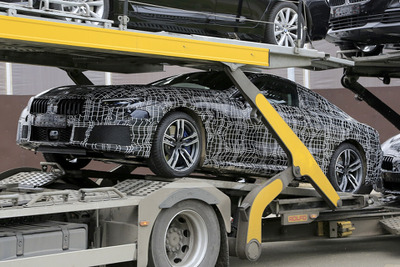 BMW最強の2ドアクーペ「M8」、輸送中の姿を激写…2018年秋登場か 画像