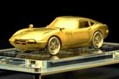 純金のトヨタ 2000GT、1/42スケールでお値段は…？ 画像