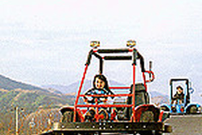 遊園地のバギーカーが転落、女子高生が死亡 画像