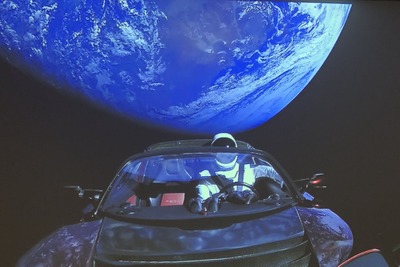 テスラの大型ロケット、打ち上げ成功…EVスポーツカーが宇宙空間へ 画像