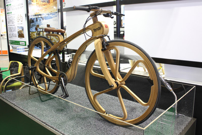 ほぼ木製! プライウッドのクロスバイクの完成度に驚き…新機能材料展2018 画像