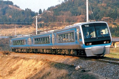 JR初の振子式車両が3月17日限りで定期運行を終了…JR四国2000系試作車 画像