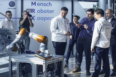 VWが工場でセンサージャケット導入へ…ロボットを効率的にトレーニング 画像