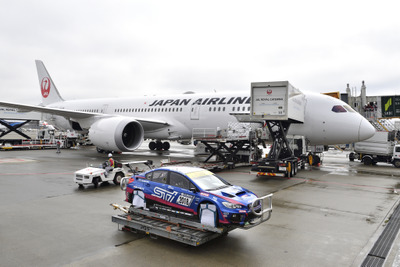 スバルが WRX STI を空輸、JAL機に積み込み…ニュルブルクリンク24時間参戦へ 画像