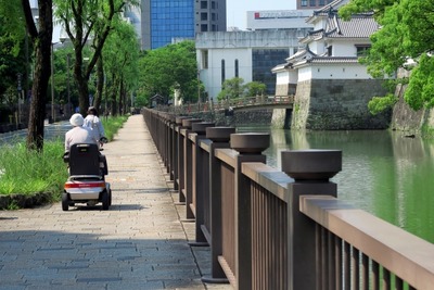 搭乗型移動支援ロボットの実証試験で、道路使用許可基準を変更　警察庁 画像