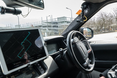 駐車スペースを見つける自動運転車…ジャガー・ランドローバーが自動駐車技術のデモ 画像
