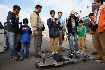 単三電池で人間の乗り物が動く！…日本EVフェスティバル 画像