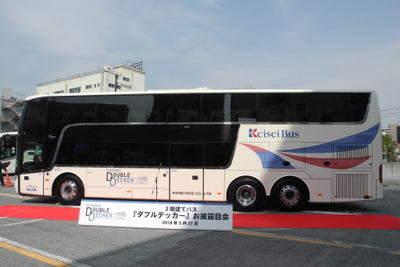 京成バス、バリアフリーに対応した2階建て新型バスを披露…2年間の検討を経て導入へ 画像