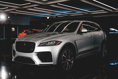 ジャガー F-PACE SVR に最新コネクト、4GのWi-Fi接続も可能…ニューヨークモーターショー2018 画像