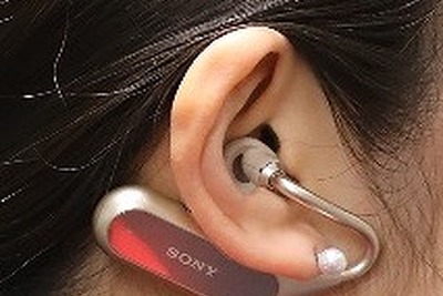 旅客機の客室乗務員、ヘッドセット型デバイスで情報共有 JAL 画像