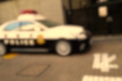 ペダル踏み間違いで暴走のクルマ、約5m下の駐車場へ転落---「往年の名車」が被害 画像