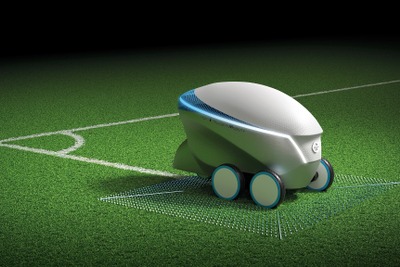 自動でサッカーのピッチに白線を引くロボット発表…日産プロパイロット技術を応用 画像