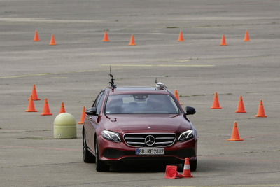メルセデスベンツ、最新自動運転車をデモ走行…ドライバーの操作なし 画像
