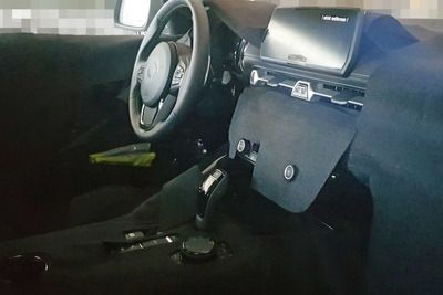 トヨタ スープラ 新型、運転席を独占スクープ! シフトまわりはBMW風? 画像
