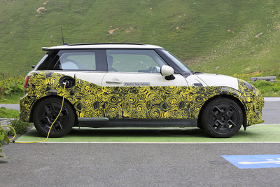 MINI初のEVモデル、充電中を激写!BMW i3 技術を移植 画像