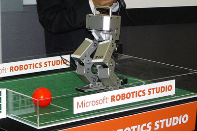 マイクロソフト、ZMP、双葉電子---3社協業で新型ロボットを発表 画像