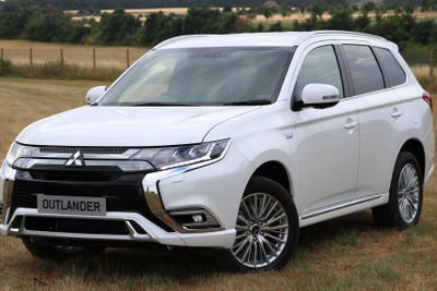 三菱 アウトランダーPHEV、燃費49.2km/リットル…EVモード56km　欧州2019年型 画像