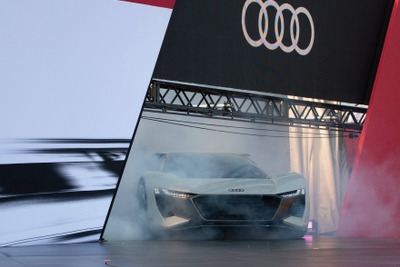 アウディの次世代EVスポーツ、ディスプレイに理想のコーナーラインを表示 画像