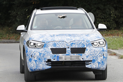 電動SUVの発表相次ぐ、BMWは「iX3」で勝負! 市販モデルの「顔」をスクープ 画像
