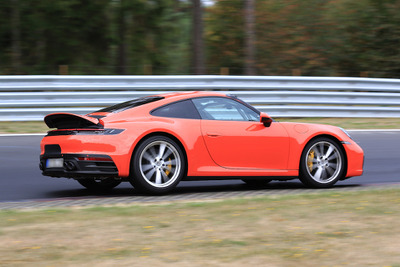 ポルシェ 911 新型「PCCB」装着モデルを確認！ オレンジボディが映える 画像