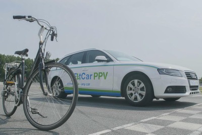 運転席のペダルを漕いでカロリー消費&エンジン制御 世界初 画像