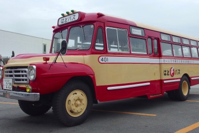 ボンネットバスに復刻塗装…はとバス70周年で記念車両［詳細画像］ 画像