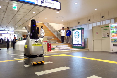 自律移動警備ロボット「ペルセウスボット」が西武新宿駅で実証実験 画像