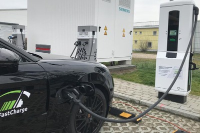 ポルシェが新急速充電、バッテリーの100km走行分を3分以内に充電 画像