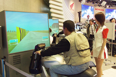 【東京ショー2001 MC速報】本物もいいけど……ホンダのシミュレーターに乗ろう 画像