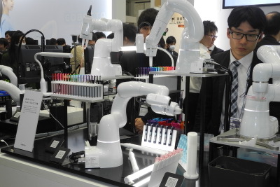 デンソーウェーブの小型ロボットが来場者の人気の的に…ロボデックス2019 画像