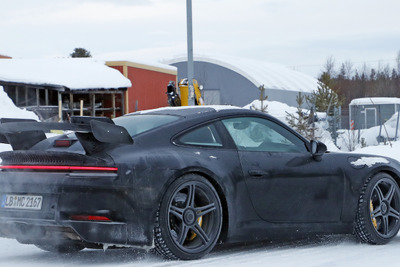 巨大なリアウイング！ポルシェ 911 GT3 新型プロトタイプ、豪雪を駆ける 画像