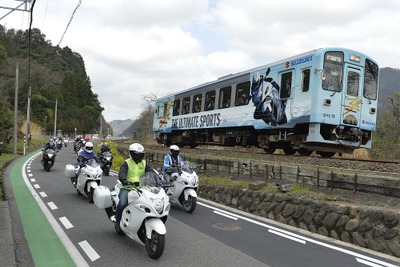 若桜鉄道にスズキ製バイク『隼』の新ラッピング車…バイクと並走パレード　3月16日 画像