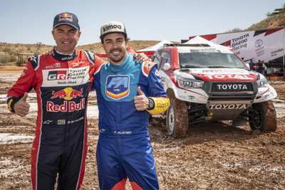 フェルナンド・アロンソ、2019年ダカールラリー優勝のトヨタ・ハイラックスを砂漠でテスト 画像