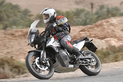 【KTM 790アドベンチャー 海外試乗】低重心タンクで安定感バツグン!の足長ツアラー…佐川健太郎 画像