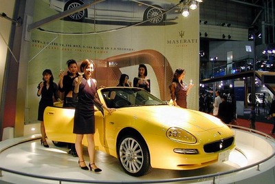 【新聞ウォッチ】熟女が元気なモーターショー、マダムキラー・コンパニオンも?? 画像