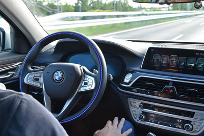 BMW、ハンズ・オフ機能付き渋滞運転支援システムを日本市場導入へ 画像