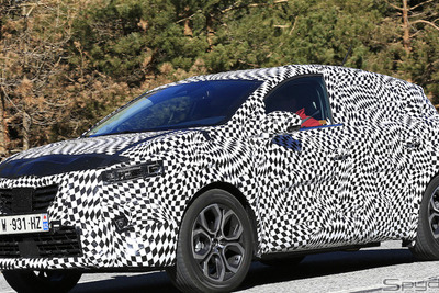 ルノー キャプチャー PHEV か!? 最新プロトタイプを目撃 画像