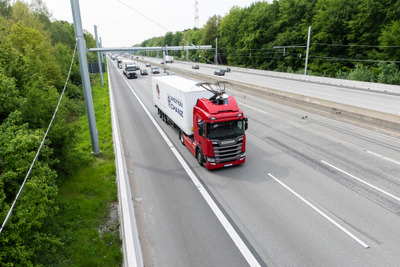 ドイツのアウトバーンでeハイウェイの実証実験始まる…架線からトラックに給電［動画］ 画像