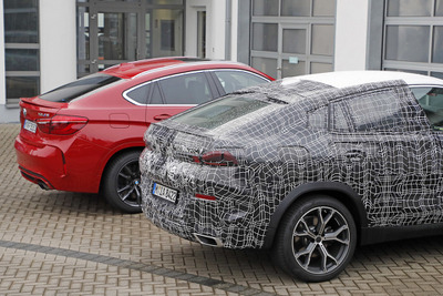 BMW X6 新型、現行モデルとの違いがわかるツーショットを激写 画像