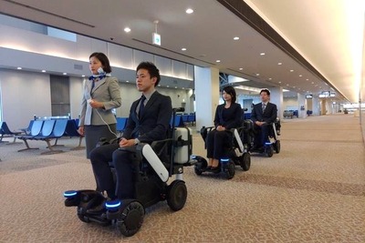 自動で追従する電動車いす　ANAが成田空港で実証実験を実施へ 画像