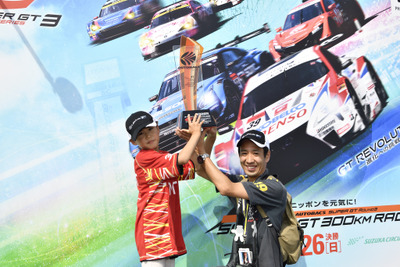 【SUPER GT 第3戦】トロフィを掲げて優勝者の気分を味わえるGTスクエアブース 画像