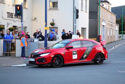 【マン島TT】今年のマーシャルカーはホンダ シビックタイプR…赤と黒 画像