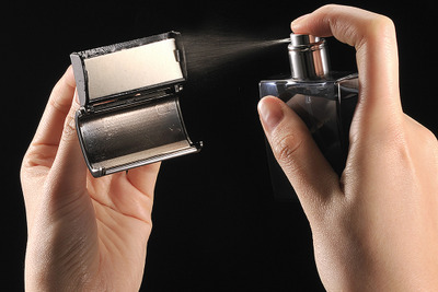 手持ちの香水を芳香剤に、カーメイトが専用エアコン取付ディフューザーを発売 画像