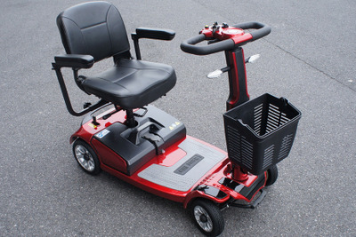 相次ぐ高齢者による自動車事故…打開策として注目される「シニアカー」 画像