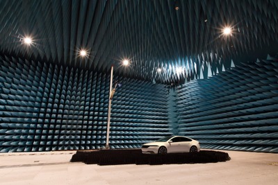クルマごと測定できる電波暗室、パナソニックが構築…国内最大級、5G搭載車の開発に対応 画像