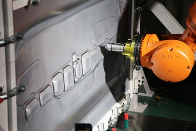 日産、ボディパネル少量生産に対応した「対向式ダイレス成形」を実用化 画像